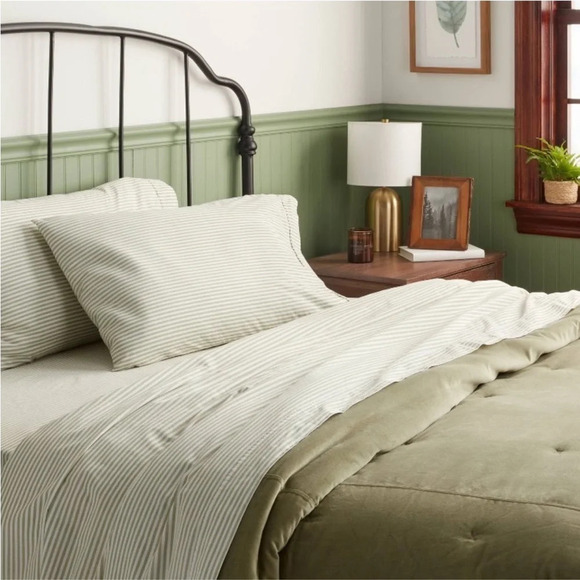 NWT TWIN 250 Thread Count Organic Percale
Sheet Set Sage Green Stripe Th… - Picture 1 of 4